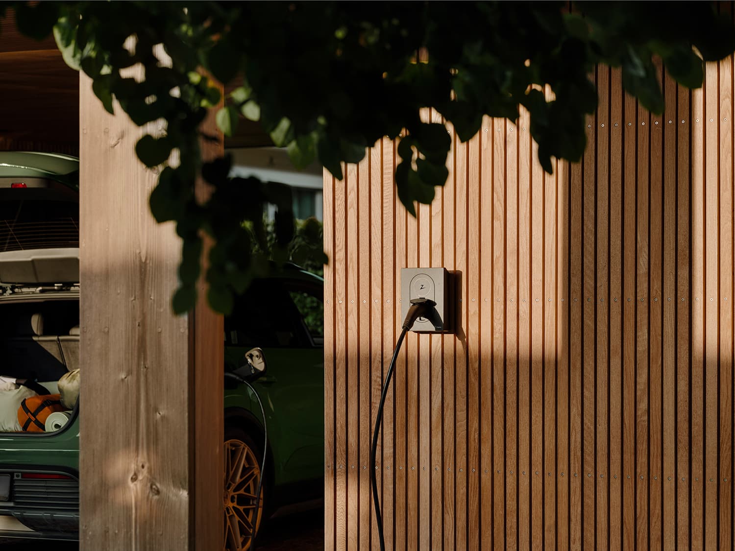 Borne Zaptec Go installée sur un mur extérieur — recharge à domicile