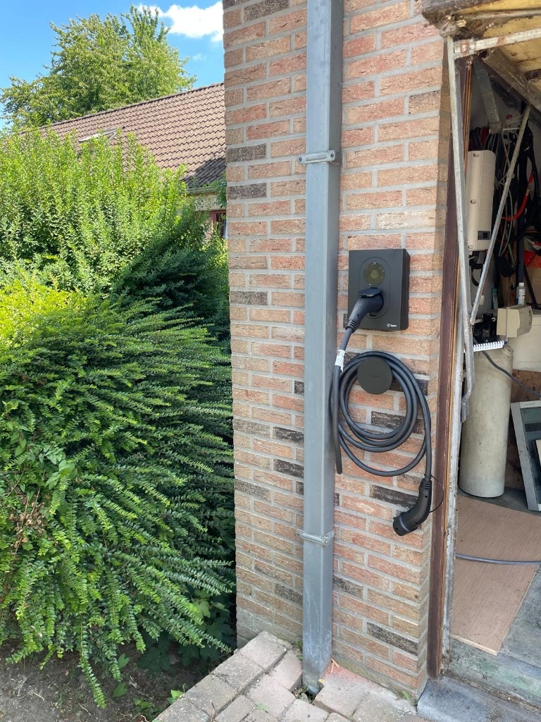 Borne Zaptec Go 2 sur mur brique — Voltisia