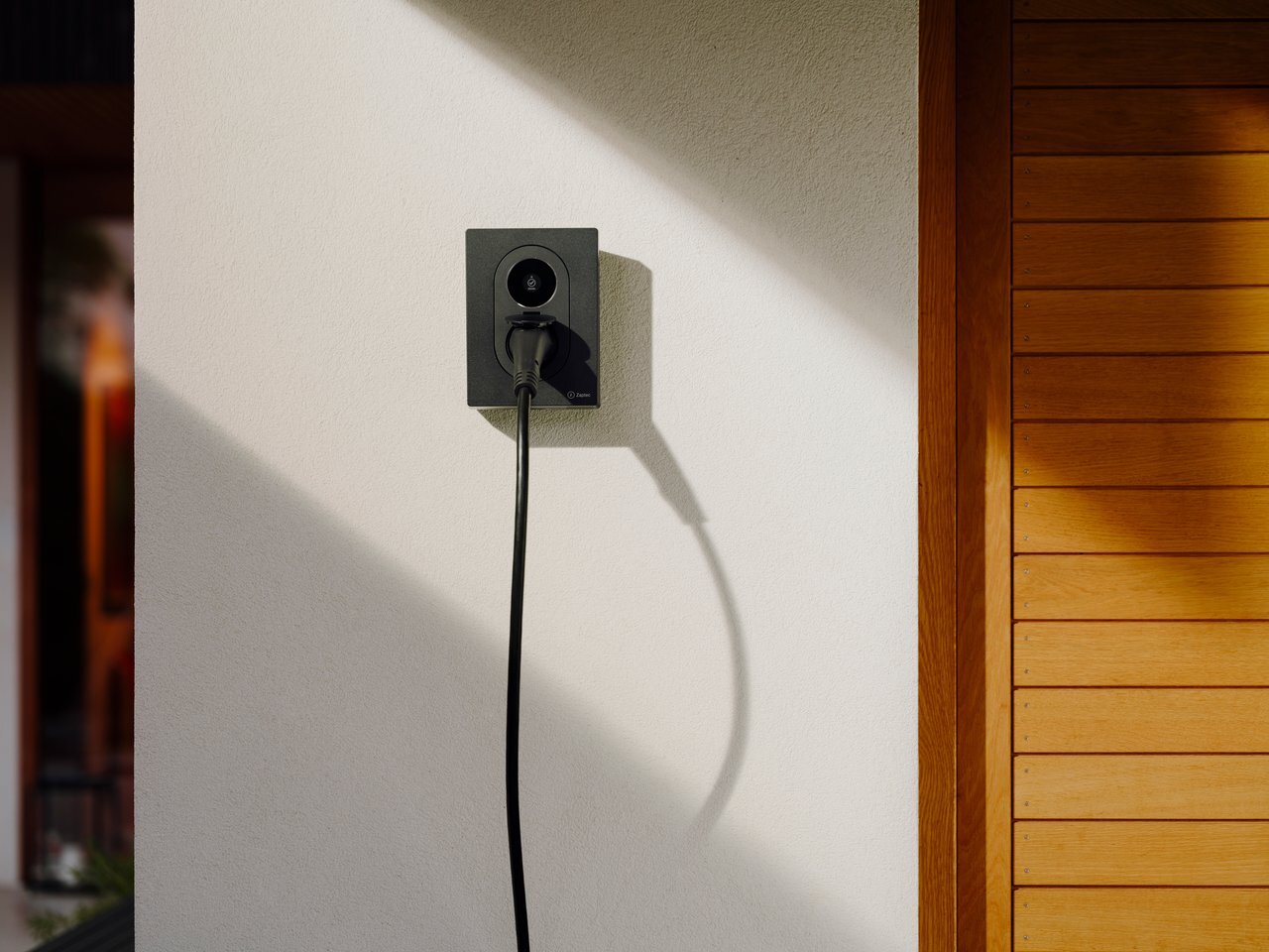 Borne Zaptec Go 2 installée dans un garage — recharge véhicule électrique