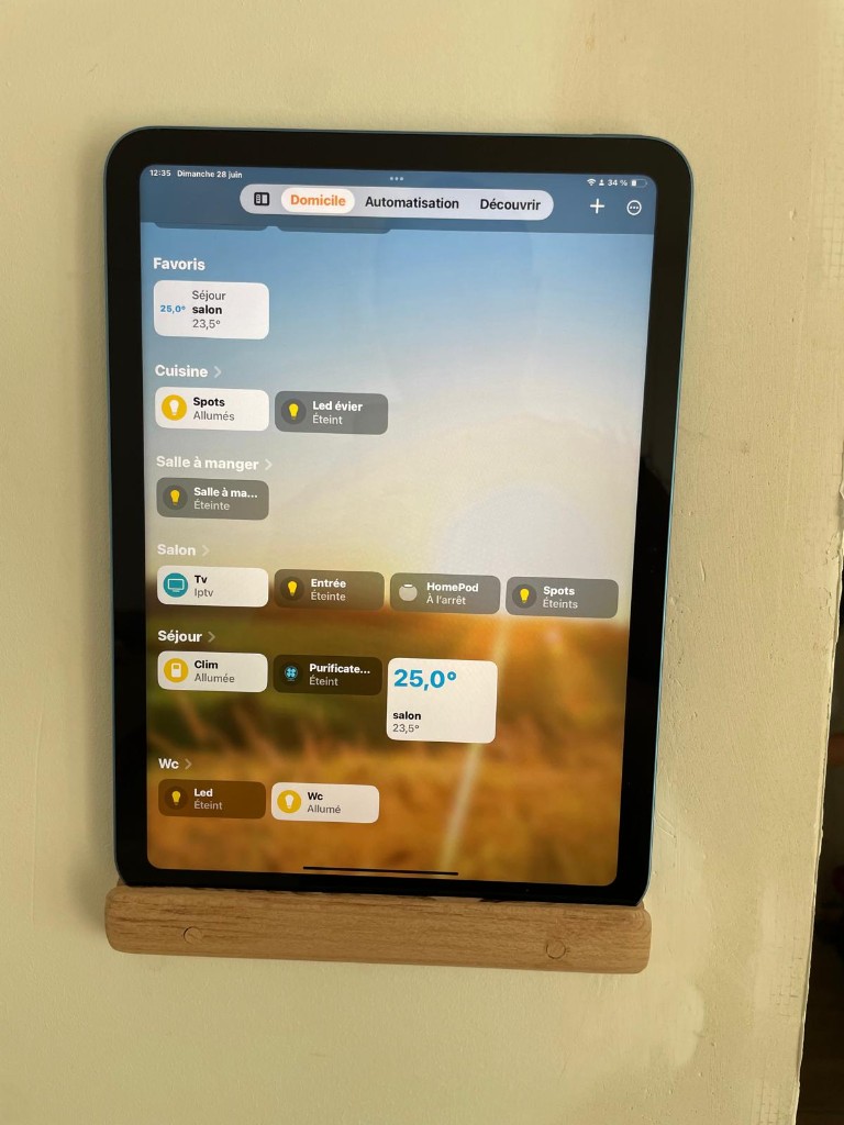 Tablette fixée au mur — éclairage, chauffage et scènes depuis l’application